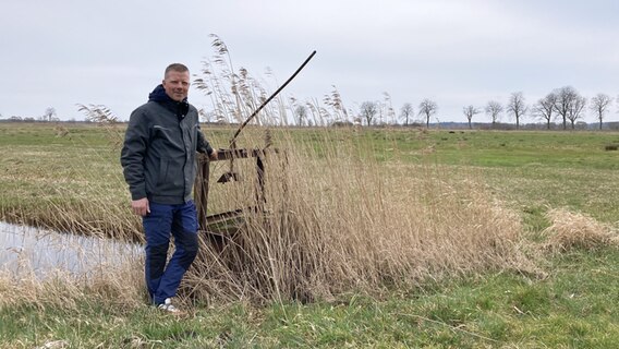 Landwirt Christian Rohlfing auf einer seiner Flächen. © NDR Foto: Franziska Drewes