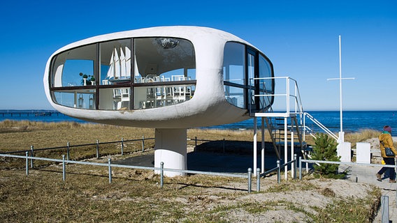Futuristisch anmutender Rettungsturm im Ostseebad Binz auf der Insel Rügen © dpa-Bildfunk Foto: Stefan Sauer