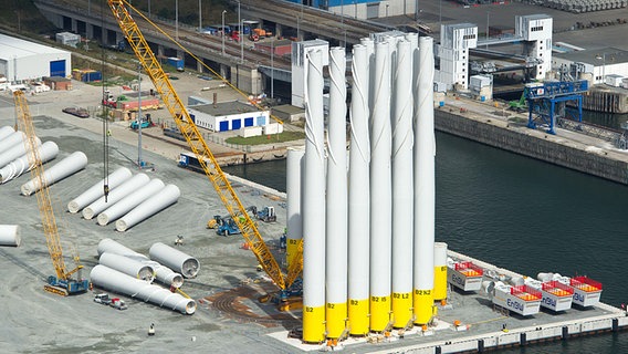 Anlagenteile für den Windpark Baltic 2 werden zur Verladung im Fährhafen Sassnitz vorbereitet. © dpa-Bildfunk Foto: Stefan Sauer