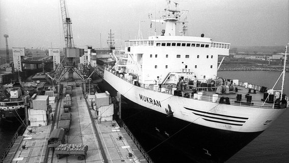 Historische Aufnahme vom 18.10. 1990. Verladearbeiten auf die Fähre Mukran im Hafen Rostock. © imago stock&people Foto: Ulli Winkler