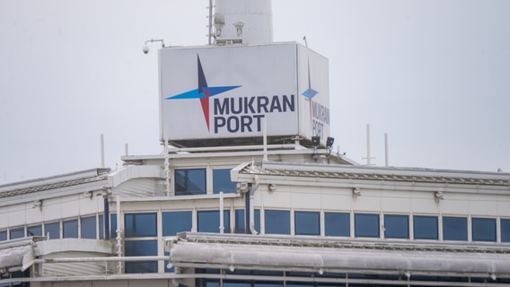 Blick auf ein Gebäude im Hafen Mukran in der Gemeinde Sassnitz. © dpa Foto: Stefan Sauer