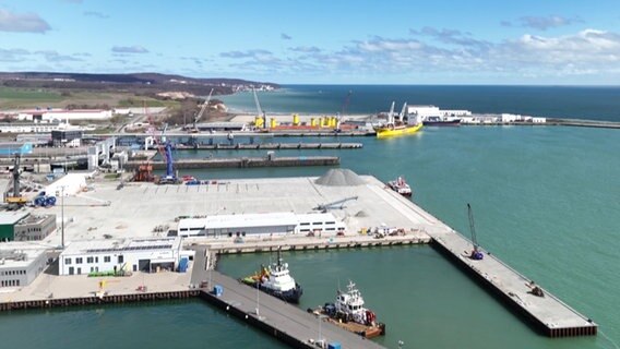 Das Bild zeigt den Hafen von Mukran auf Rügen. © NDR Foto: Screenshot