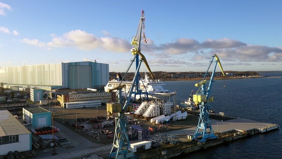 Blick auf das Gelände der MV-Werften in Wismar © NDR 