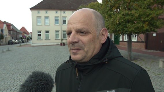 NDR MV Live Reporter Andreas Lussky im Gespräch mit Hagenows Bürgermeister Thomas Möller. © NDR 