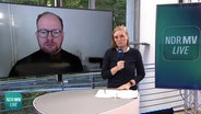NDR MV Live Moderatorin Anna-Lou Beckmann im Gespräch mit Steffen Bockhahn, Senator für Soziales, Jugend, Gesundheit und Schule der Hansestadt Rostock. © NDR 