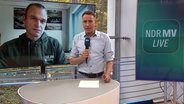 NDR MV Live Moderator René Steuder im Gespräch mit Landesjugendring-Vorstandssprecher Johannes Beykirch © NDR 