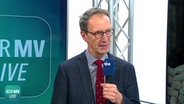 Bürgerbeauftragter Matthias Crone im Gespräch mit NDR MV Live Moderatorin Frank Breuner. © NDR Screenshots Foto: NDR Screenshots