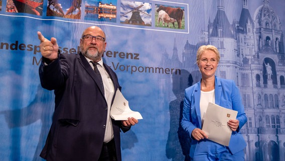 Der stellvertretende Ministerpräsident Harry Glawe (CDU) und Ministerpräsidentin Manuela Schwesig (SPD) besuchen die Landespressekonferenz in Schwerin am 29. Juni 2021. © dpa-Zentralbild Foto: Jens Büttner