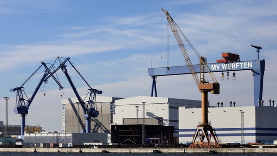 Die Werft mit dem Bockkran und dem Schriftzug "MV Werften". © dpa-Zentralbild Foto: Bernd Wüstneck/dpa