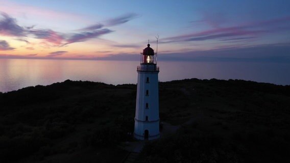 Der Leuchtturm auf Hiddensee im Abendlicht © NDR 