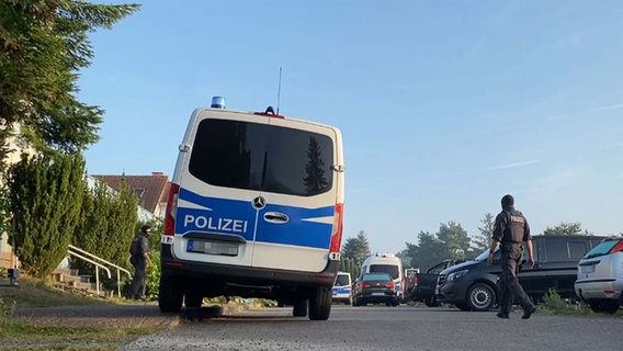 Razzia in Lütow, Polizeiwagen steht vor Haus in Lütow. © NDR Foto: Lars Engelbrecht