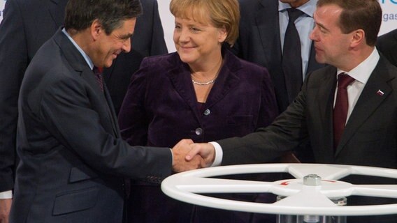 Der französische Premierminister François Fillon, Bundeskanzlerin Angela Merkel (CDU) und der russische Staatspräsident Dmitri Medwedew (l-r) eröffnen am Dienstag (08.11.2011) mit einem symbolischen Akt die Ostsee-Pipeline Nord Stream in Lubmin. © dpa Foto: Stefan Sauer