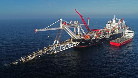 Das Verlegeschiff "Audacia" des Offshore-Dienstleisters Allseas verlegt in der Ostsee vor der Insel Rügen Rohre für die Gaspipeline Nord Stream 2. (Luftaufnahme mit einer Drohne/Copter) © dpa-Bildfunk Foto: Bernd Wüstneck