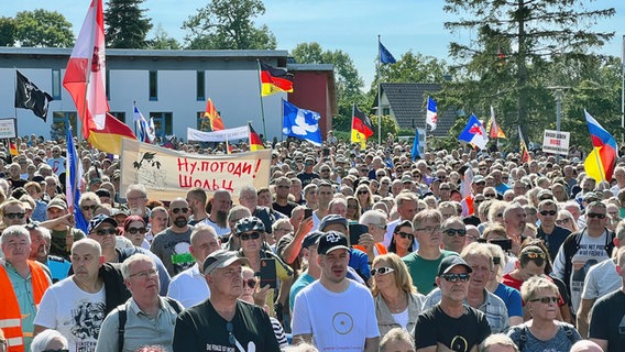 In Lubmin fordern Demonstranten die Inbetriebnahme der Ostseepipeline Nord Stream 2. © Mathias Marius Krüger/NDR.de Foto: Mathias Marius Krüger