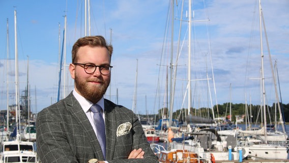 Niklas Zimathis will Bürgermeister in Rostock werden. Er tritt als parteiloser Kandidat an. Der 21-Jährige arbeitet als Vertretungslehrer an einer Rostocker Schule. © privat Foto: privat