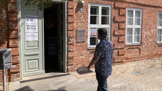 Wähler betreten ein Wahllokal in Schwerin. © Andreas Lußky Foto: Andreas Lußky