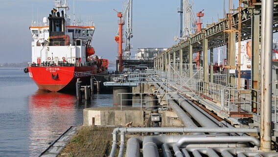 Ein Tanker liegt im Ölhafen Rostock. © Bernd Wüstneck/dpa-Zentralbild/dpa Foto: Bernd Wüstneck/dpa-Zentralbild/dpa