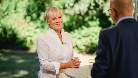 Die Linke-Politikerin Simone Oldenburg steht an einem Tisch während eines Interviews. © NDR Foto: Katharina Kleinke
