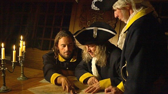 Spielszene: Drei kostümierte Männer, schwedische Befehlshaber, besprechen die Lage © ARD Foto 