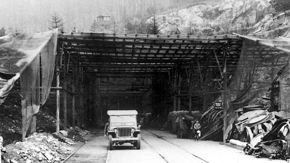 Eingang zum unterirdischen V2-Werk im Kohnstein bei Nordhausen (Thüringen), Aufnahme vermutlich von 1944. Eingang zum unterirdischen V2-Werk im Kohnstein bei Nordhausen (Thüringen), Aufnahme vermutlich von 1944. © picture-alliance / dpa