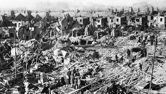 Die zerstörte Stratford Street in London nach dem Einschlag einer deutschen "V2"-Rakete (1945). © picture-alliance 