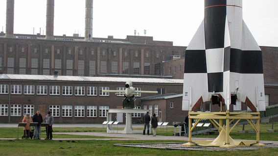 Eine Rakete vor dem Ausstellungsgebäude. © HTM Peenemünde Foto: Johann Lühe