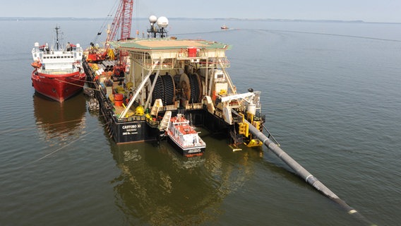 Das Pipeline-Verlegeschiff "Castoro 10" Das Pipeline-Verlegeschiff "Castoro 10" © dpa - Bildfunk Foto: Stefan Sauer