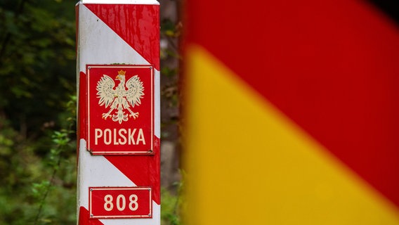 Grenzpfähle markieren die Staatsgrenze zwischen Deutschland und Polen. © picture alliance Foto: Stefan Sauer