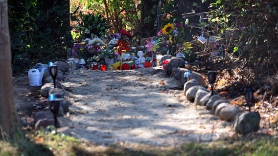 Pragsdorf: Ein frisch angelegter Sandweg führt zu der Stelle in unmittelbarer Nähe des Sees in Pragsdorf, wo der Sechsjährige am 14.09.2023 mit schwersten Stichverletzungen gefunden wurde, an denen er später verstarb. © dpa Bildfunk Foto: Bernd Wüstneck