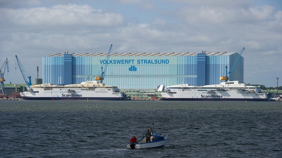 Zwei Fähren liegen vor der P+S Werft in Stralsund © dpa Bildfunk Foto: Stefan Sauer