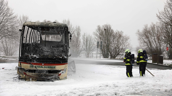 Ein ausgebrannter Reisebus wir von der Feuerwehr gelöscht. © STEFAN TRETROPP Foto: STEFAN TRETROPP