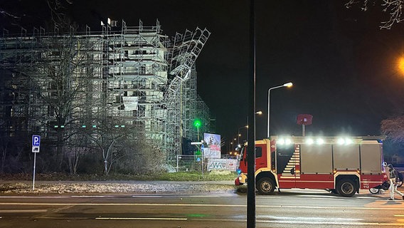 Ein Baugerüst hat sich von einem Gebäude gelöst, die Feuerwehr sichert den Bereich. © Stefan Tretropp 