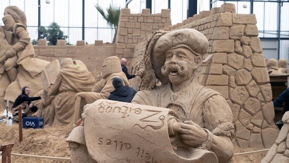 Binz/Prora: Eine Sandskulptur ist in der Sandskulpturen-Schau "Zurück ins Mittelalter" zu sehen. © Stefan Sauer/dpa Foto: Stefan Sauer/dpa