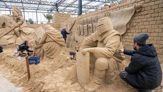 Binz/Prora: Die Sandskulptur "Ritter" ist in der Sandskulpturen-Schau "Zurück ins Mittelalter" zu sehen. © Stefan Sauer/dpa Foto: Stefan Sauer/dpa
