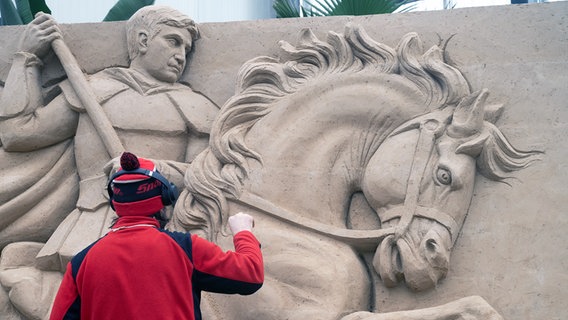 Binz/Prora: Die Sandskulptur "Drachentöter" ist in der Sandskulpturen-Schau "Zurück ins Mittelalter" zu sehen. © Stefan Sauer/dpa Foto: Stefan Sauer/dpa
