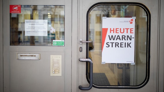 Der Eingang einer Schule in Berlin Kreuzberg, auf den ein weißes Plakat der GEW mit der rot-schwarzen Aufschrift "Heute Warnstreik" angebracht ist. © dpa / Kay Nietfeld Foto: Kay Nietfeld