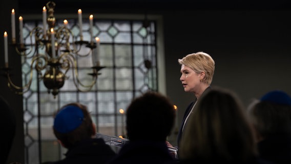 Manuela Schwesig, Ministerpräsidentin von Mecklenburg-Vorpommern, spricht in der Portugiesischen Synagoge während einer Zeremonie zur Eröffnung des neuen Nationalen Holocaust-Museums in Amsterdam, Niederlande. © dpa Foto: Peter Dejong