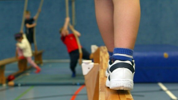 Kinder spielen an Sportgeräten in einer Sporthalle. © picture alliance / JOKER Foto: Petra Steuer