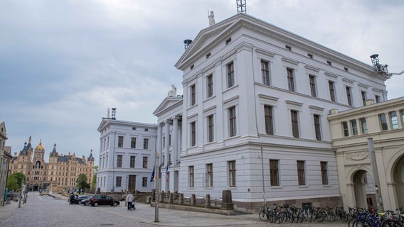 Das Gebäude der Staatskanzlei sowie das Schloss als Sitz des Landtags von Mecklenburg-Vorpommern sind in Schwerin zu sehen. © dpa/picture alliance Foto: Jens Büttner