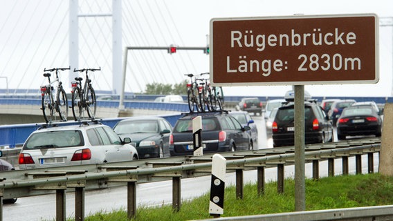Fahrzeuge stehen am Samstag (23.07.2011) vor der Rügenbrücke zur Insel Rügen im Stau. Vor allem der Ferienbeginn in Nordrhein-Westfalen sorgt für volle Straßen in Richtung Küsten. © dpa Foto: Stefan Sauer