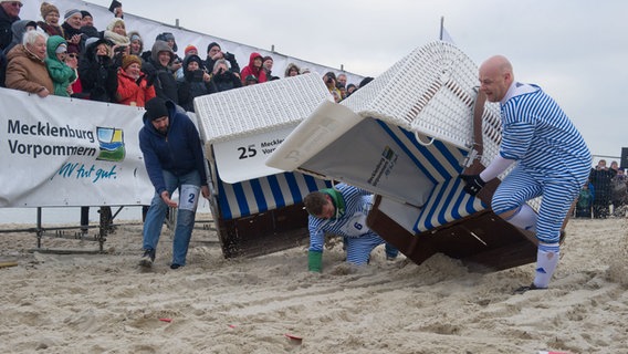 Teilnehmer kämpfen Strandkorbsprint-WM in Zinnowitz auf Usedom um Titel und Bestzeiten. © dpa bildfunk Foto: Stefan Sauer