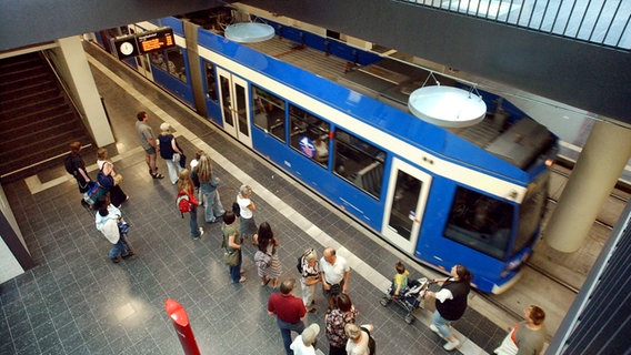 Eine Straßenbahn steht an der Haltestelle im Tunnel des Rostocker Hauptbahnhofs. © picture-alliance / ZB Foto: Bernd Wüstneck