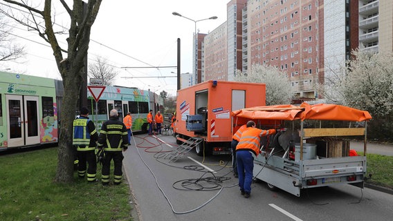 Die Feuerwehr hat ein entgleiste Straßenbahn abgesperrt. © Stefan Tretropp Foto: Stefan Tretropp