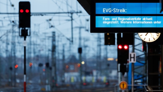 "EVG-Streik. Fern- und Regionalverkehr aktuell eingestellt" steht auf einer Anzeigetafel. © dpa Foto: Daniel Karmann