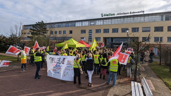 Beschäftigte der Helios-Klinik Schwerin streiken. © NDR Foto: Franz Fanter