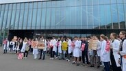 Viele Medizinstudierende stehen vor dem Uniklinikum in Rostock. © NDR 