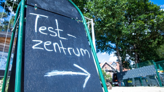 Auf einer Tafel ist mit Kreide das Wort "Testzentrum" geschrieben. © dpa Foto: Jens Büttner