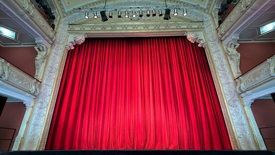 Roter Vorhang im theater © dpa-Bildfunk Foto: Jens Büttner