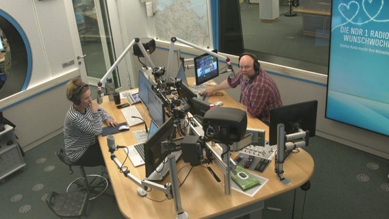Theresa Hebert und Stefan Kuna im Studio von NDR 1 Radio MV. © NDR Foto: Screenshot