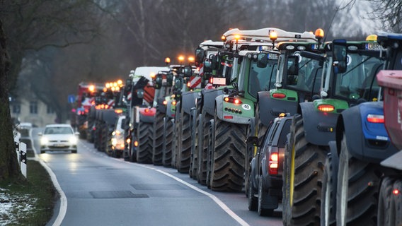 Hunderte Traktoren stehen auf einer Protestkundgebung vor dem Norma Großlager in Dummerstorf. © dpa-Bildfunk Foto: Frank Hormann